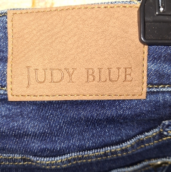 A pair of Judy Blue straight leg high waist in a size 3/26. NWT. 29" inseam - Picture 3 of 7